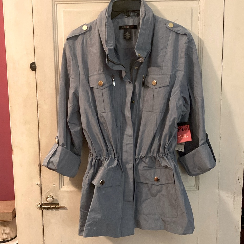 NWT water resistant never worn lightweight jacket with multiple pockets